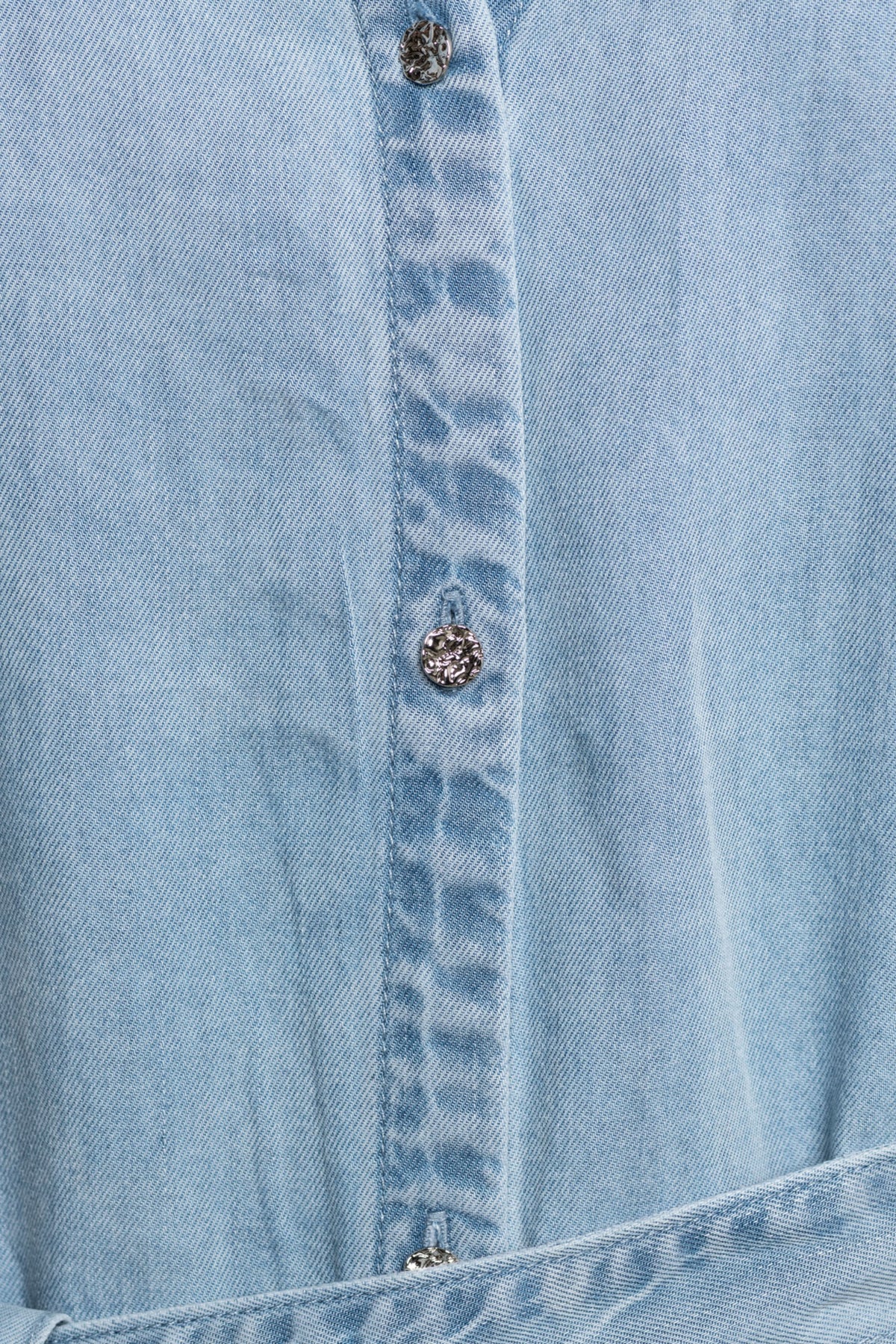 Lichte denim jurk Jacklyn Light Denim van &Co woman, model met lange mouwen en knielengte, casual en stijlvol voor dames.