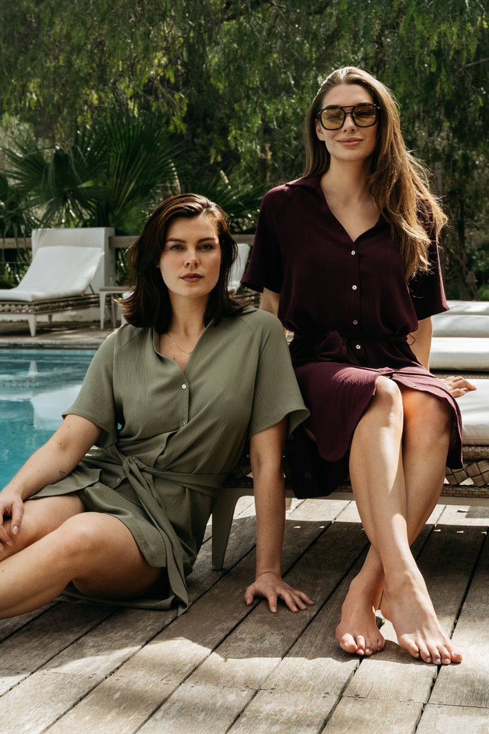 Lange khaki jurk van &Co woman, Margo model, met vloeiende stof en casual pasvorm, gedragen door een model.