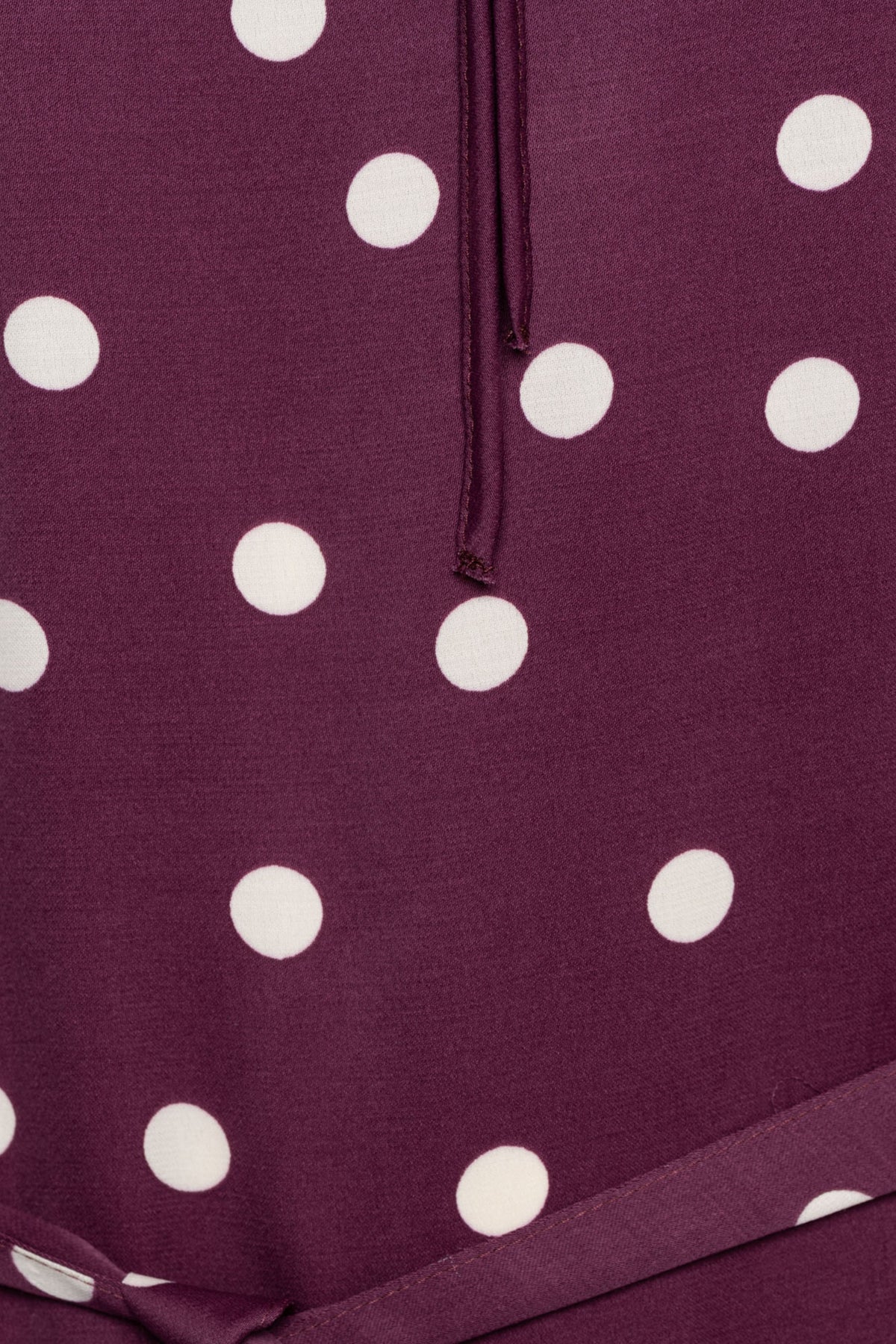 Zwarte jurk Axelle Dot Plum Multi van &Co woman met kleurrijk dotted patroon en ronde hals, gedragen door een model.