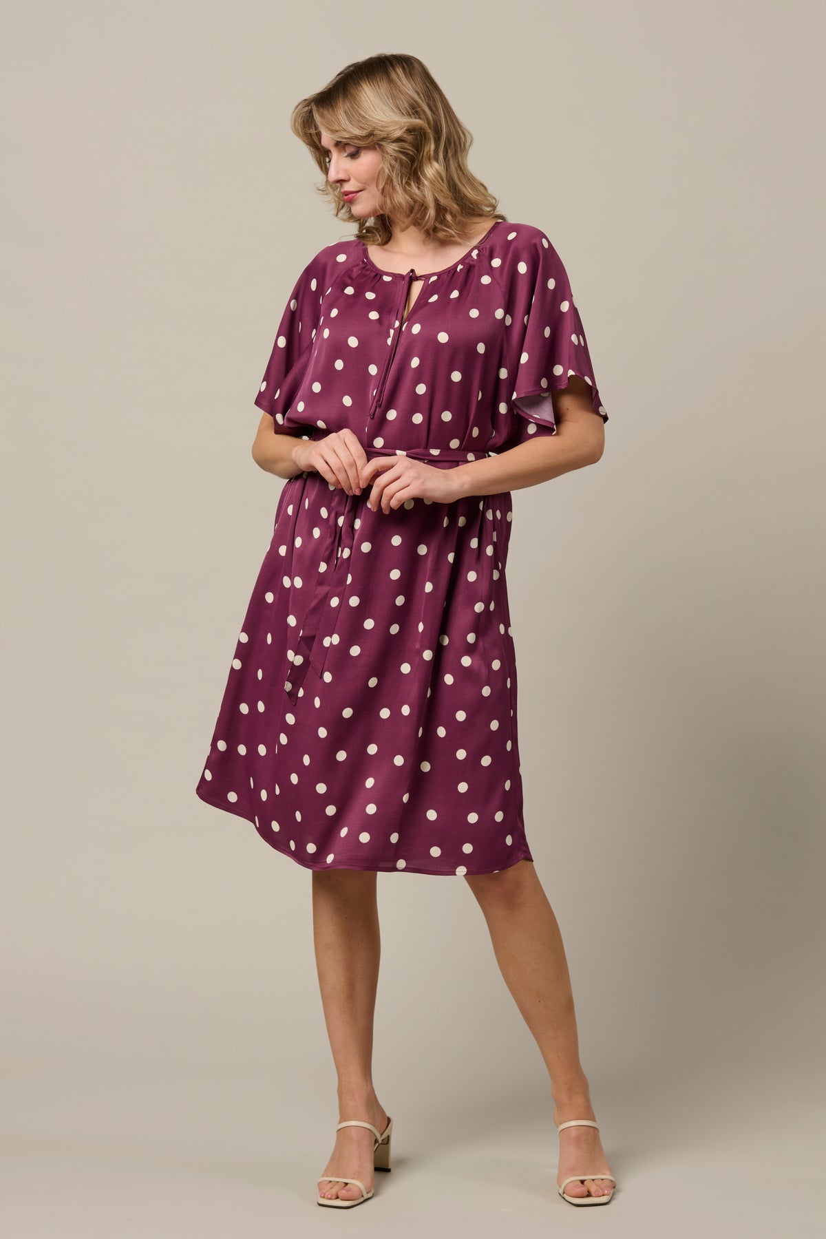 Lange Axelle Dot Plum Multi jurk van &Co woman met bloemenpatroon en vloeiende stof, gedragen door model.