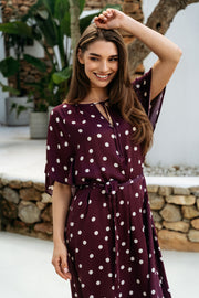 Lange damesjurk van &Co woman Axelle Dot Plum Multi met bloemenmotief en ronde hals, gedragen door een model.