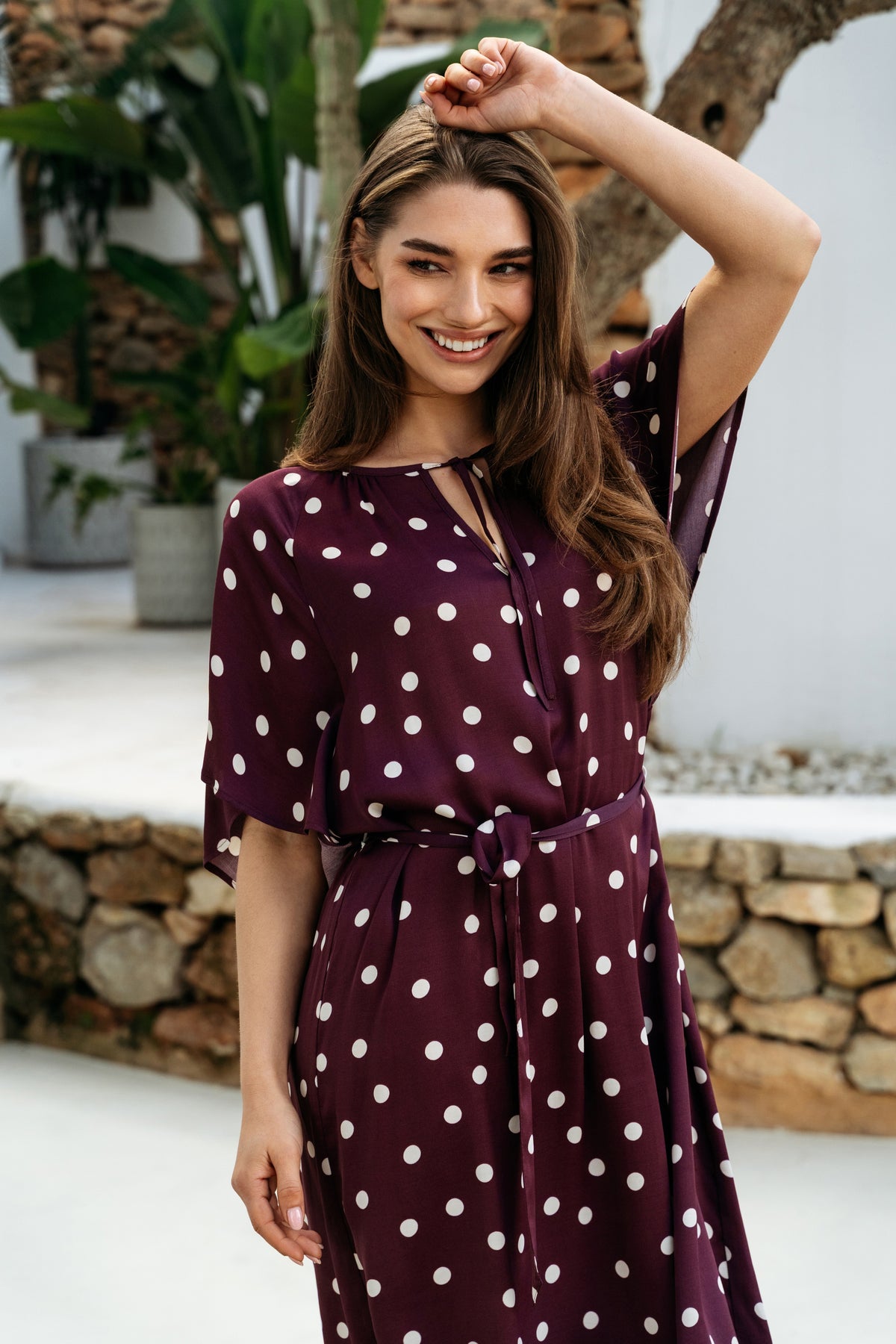 Lange damesjurk van &Co woman Axelle Dot Plum Multi met bloemenmotief en ronde hals, gedragen door een model.