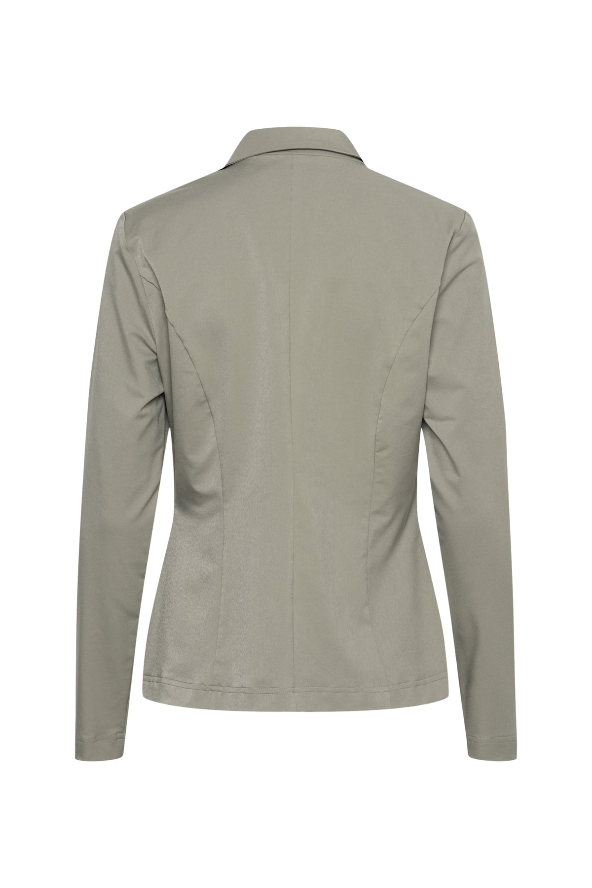 Donkergroene &Co woman Travel Blazer Phileine in khaki, getailleerd met knoopsluiting en zakken, gedragen door een model.