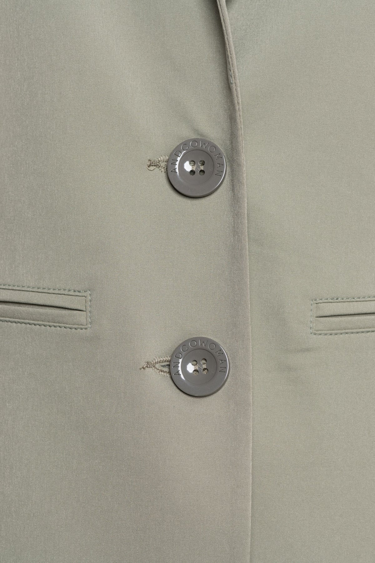 Khaki reisblazer &Co woman Phileine BZ110-2, getailleerd en stijlvol, gedragen door een model op een neutrale achtergrond.