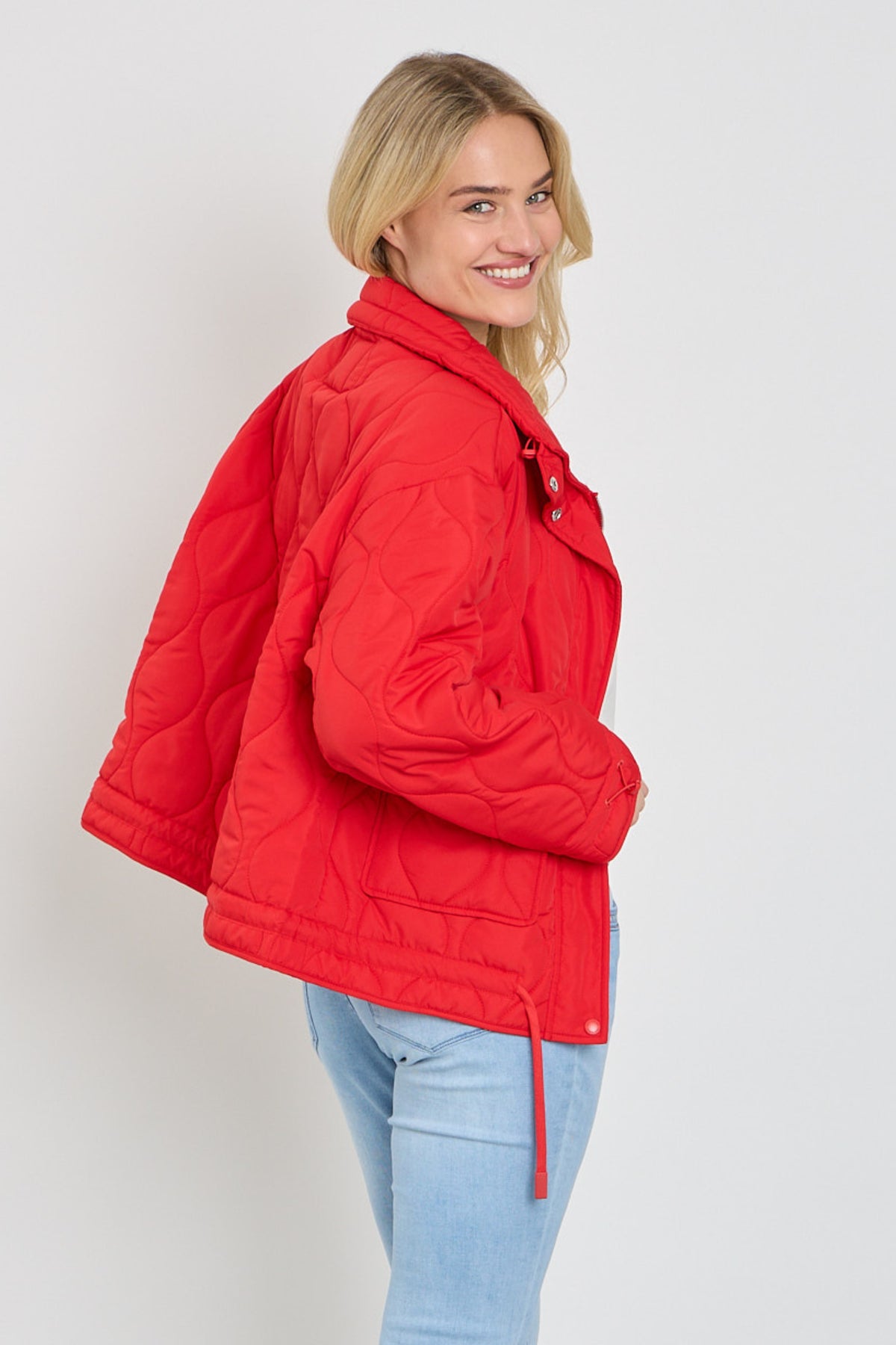 Lichte rode Freequent jack met rits en capuchon, gedragen door een model, geschikt voor casual en outdoor stijl.