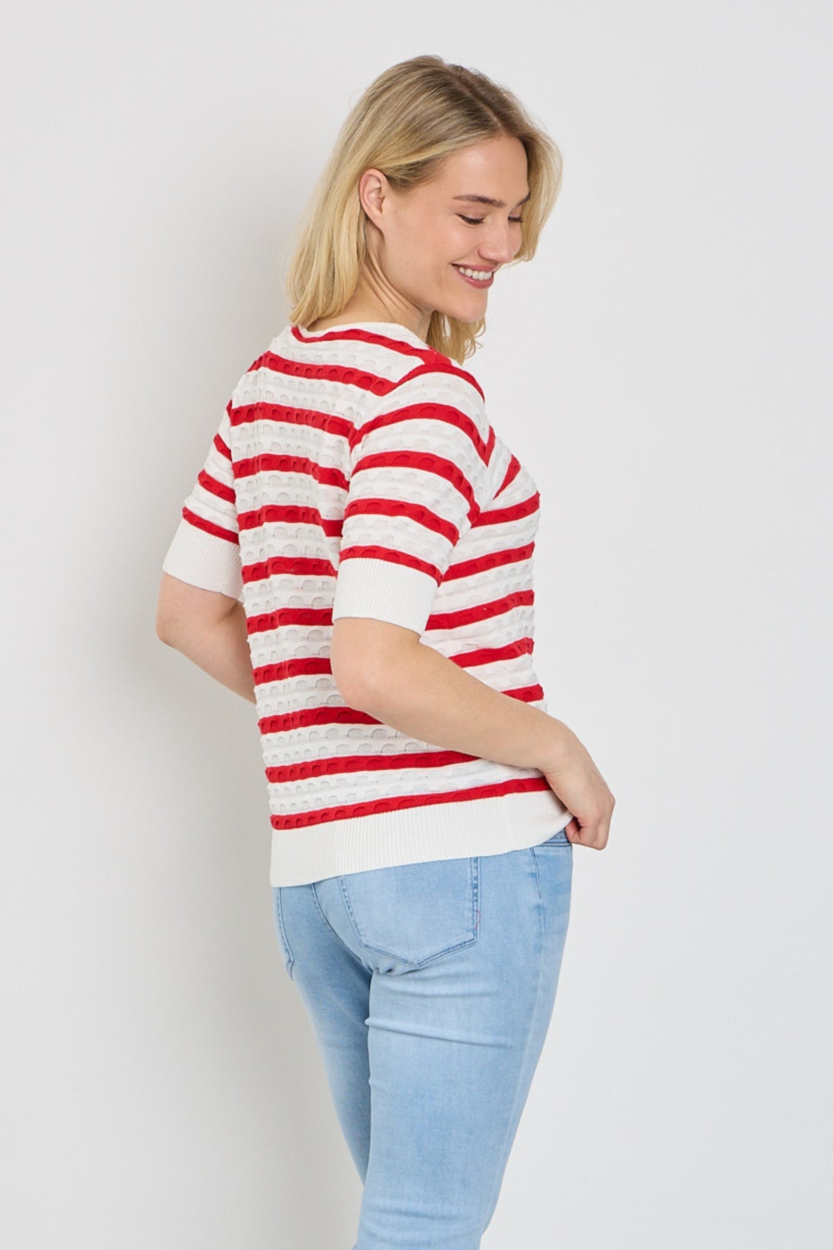 Offwhite en rode gestreepte trui met sterdetails van Freequent, casual en comfortabel voor dagelijks gebruik.
