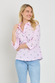 Lichte paarse blouse van Freequent met bloemenprint, gedragen door een model, close-up van de details en stoftextuur.