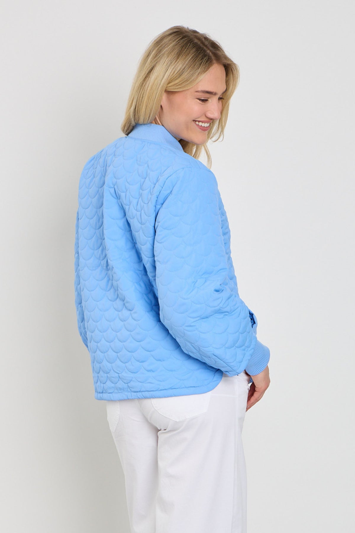 Lichte blauwe Freequent Fqbingo Vista jas met capuchon en rits, geschikt voor dames, gedragen door een model.