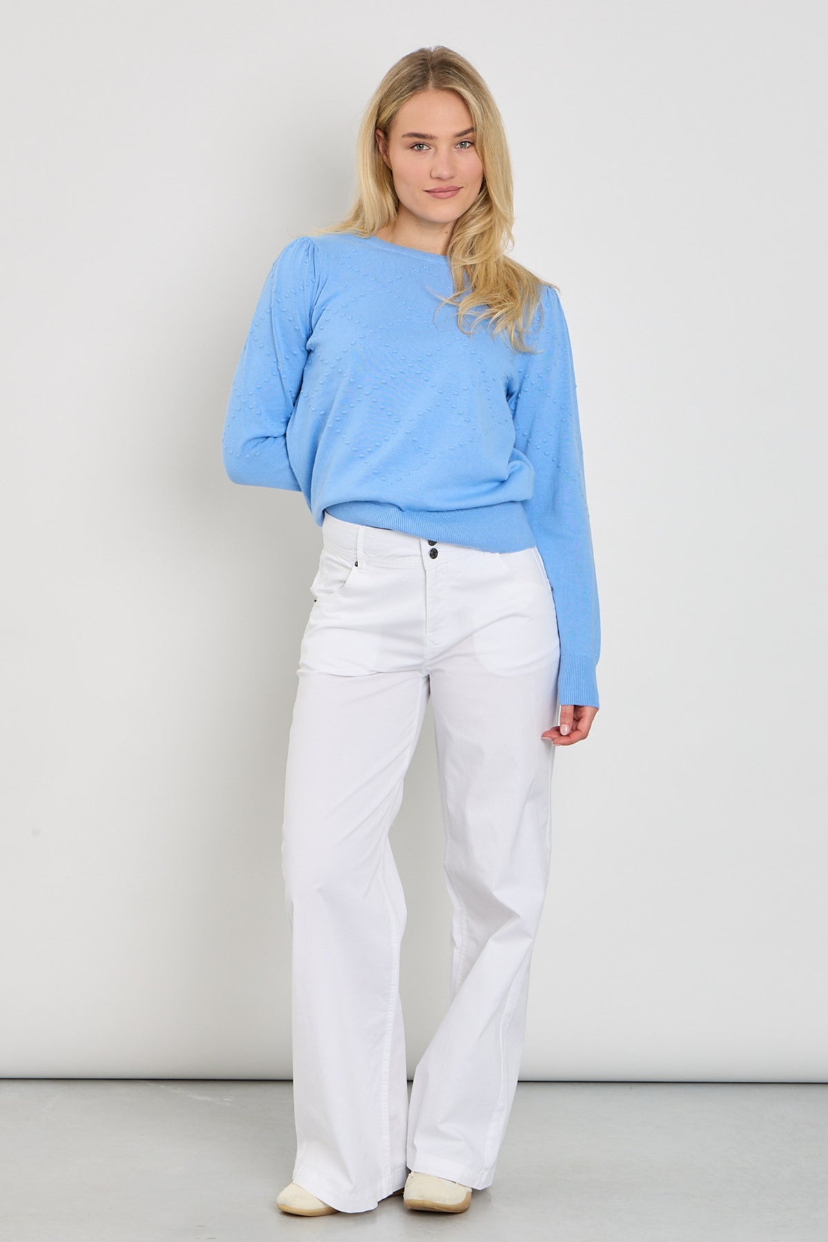 Lichte witte Freequent Fqlopez Brilliant White jeans met rechte snit en denim stof, gedragen door een model.