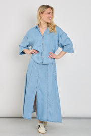 Lichte blauwe denim rok van Freequent, model Fqmilo, met een casual en stijlvolle uitstraling.