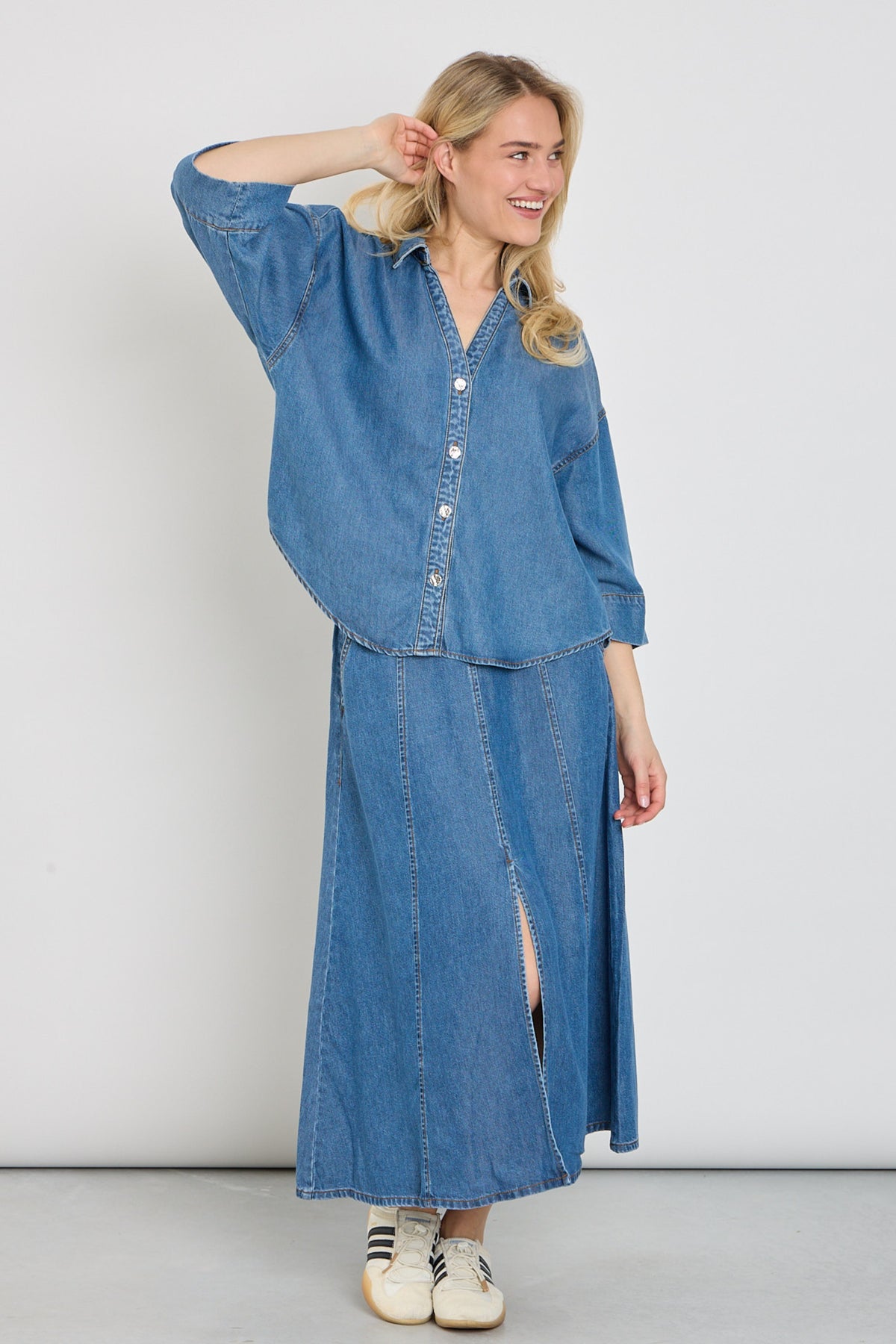Medium blauwe denim rok van Freequent, model Fqmilo, met tailleband en ritssluiting, gedragen door een model.