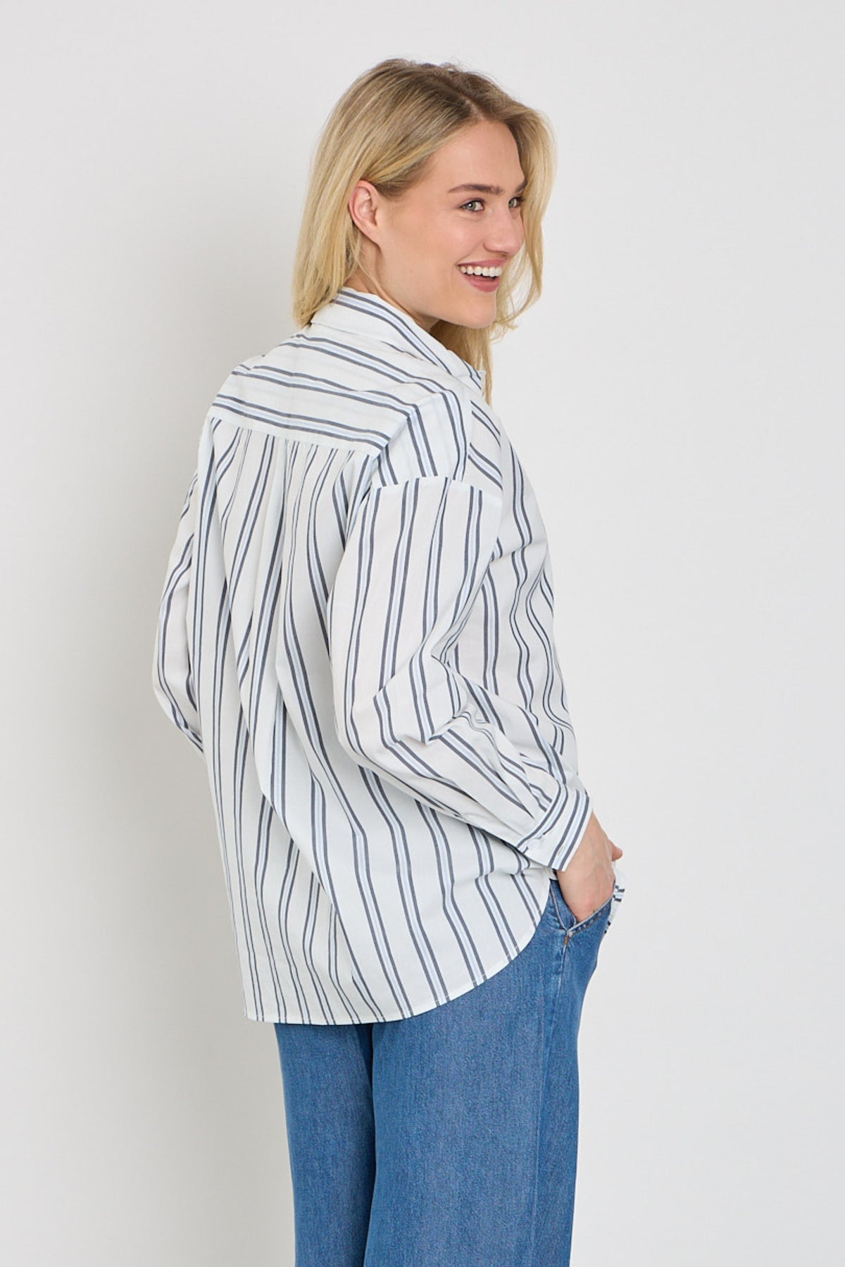Offwhite en navy blouse van Freequent met sterdetail, model Fqfina Star Offwhite Navy Blazer 207500, gedragen door model.