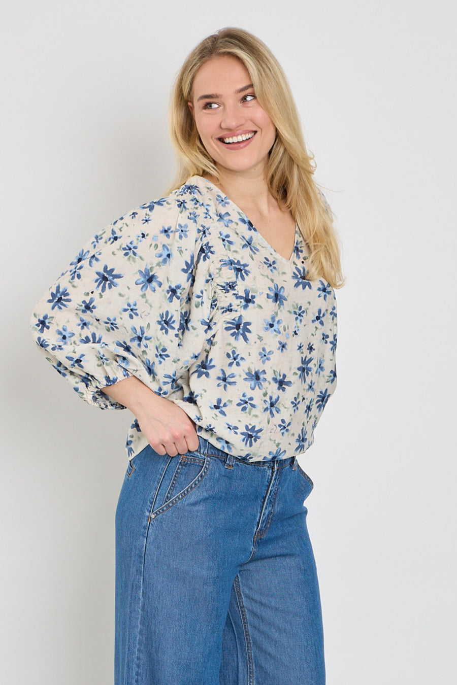 Blouse Freequent Fqjovi Moonbeam vintage indigo met lange mouwen en knoopsluiting, stijlvolle damesblouse op model.