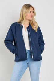 Navy blazer van Freequent, Fqparma jacket, getoond op een model, met knopen en revers, geschikt voor casual en formele outfits.