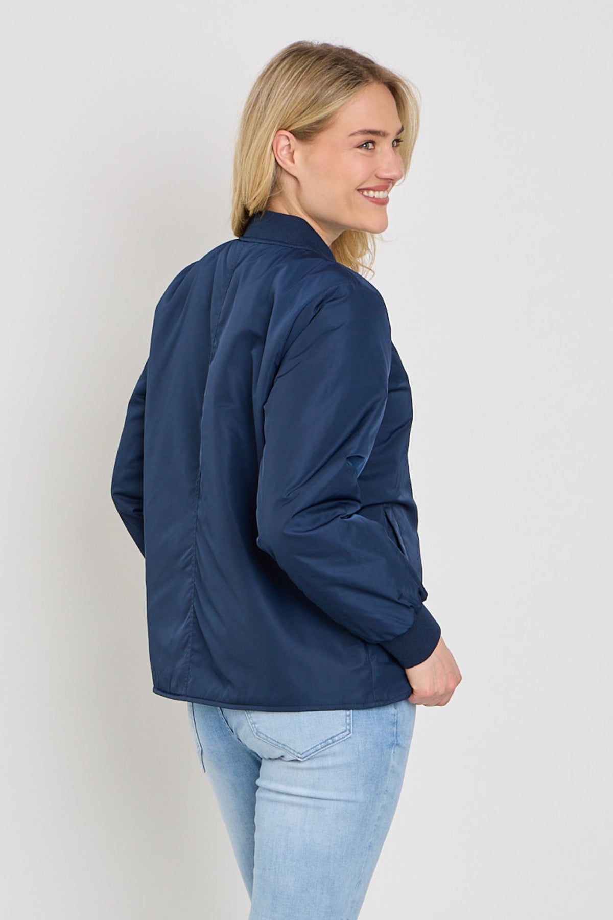 Navy blazer van Freequent, Fqparma jacket, met knopen en zakken, gedragen door model op straat.