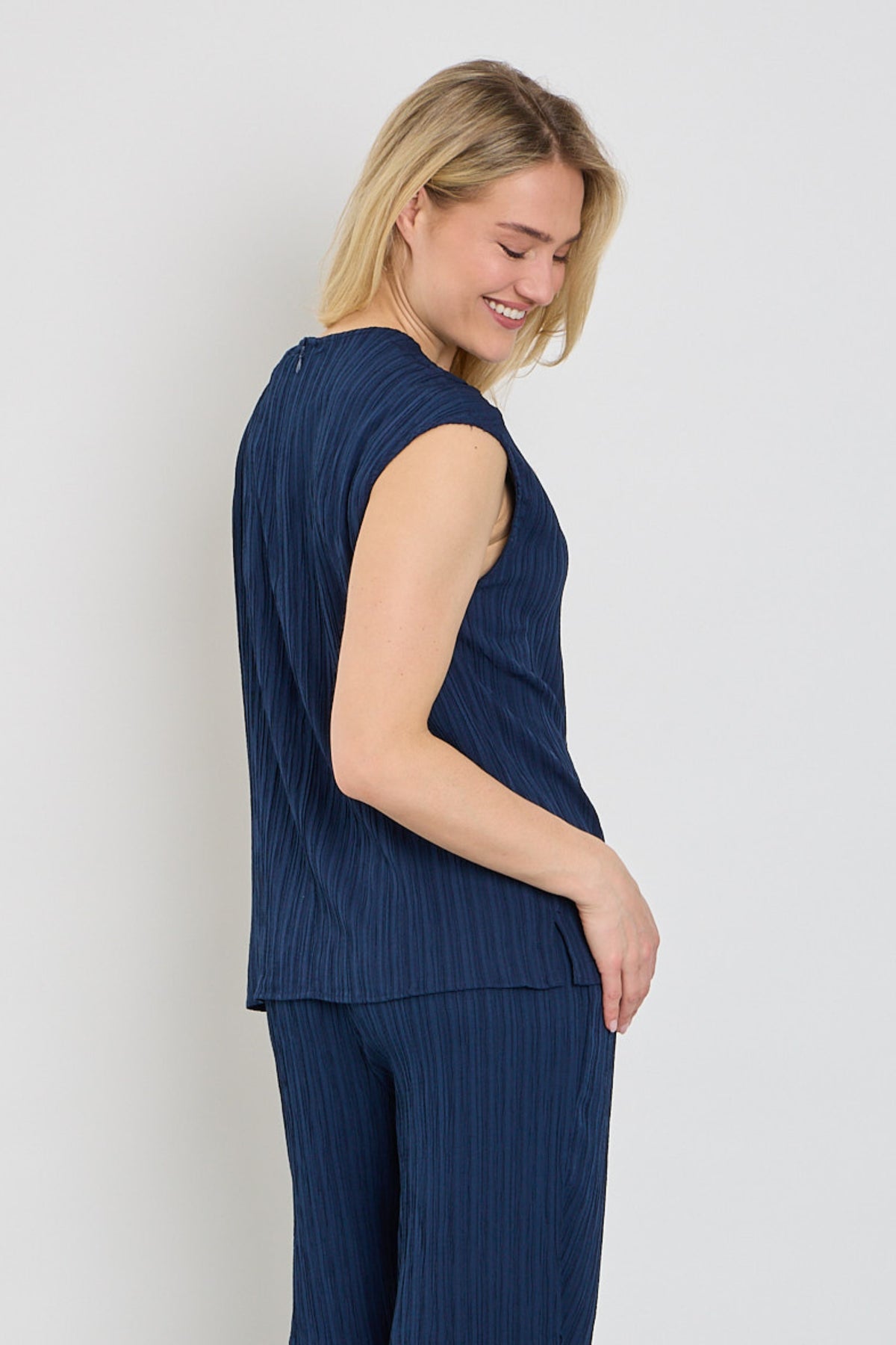 Blouse van Freequent in navyblauw met elegante snit, gedragen door een model, zichtbaar in de productafbeelding.