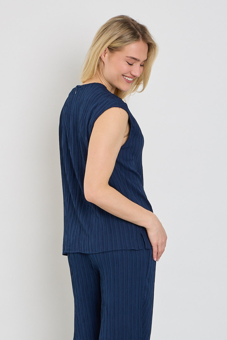 Blouse van Freequent in navyblauw met elegante snit, gedragen door een model, zichtbaar in de productafbeelding.