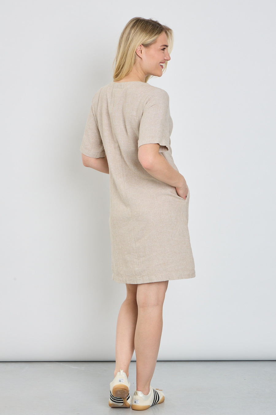 Zilveren Fqlavasi Sand Jurk van Freequent met melange print, losvallend model en korte mouwen, voor een casual look.
