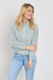 Donkergroene Freequent Fqkaro Star jas met offwhite details, korte pasvorm en effen ontwerp, zichtbaar op de afbeelding.