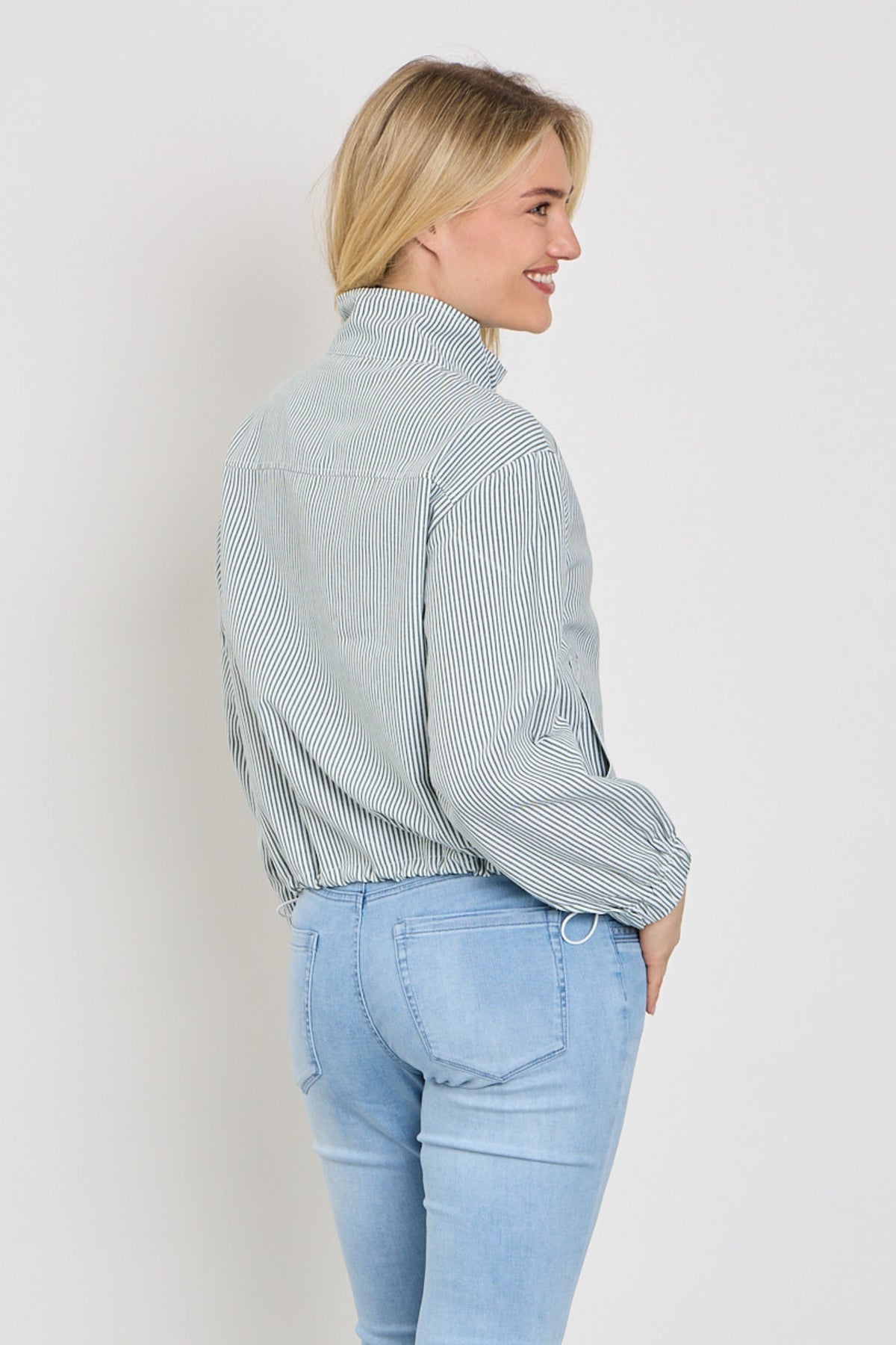 Donkere bosgroene Freequent Fqkaro Star jas met offwhite details, getoond op een model.