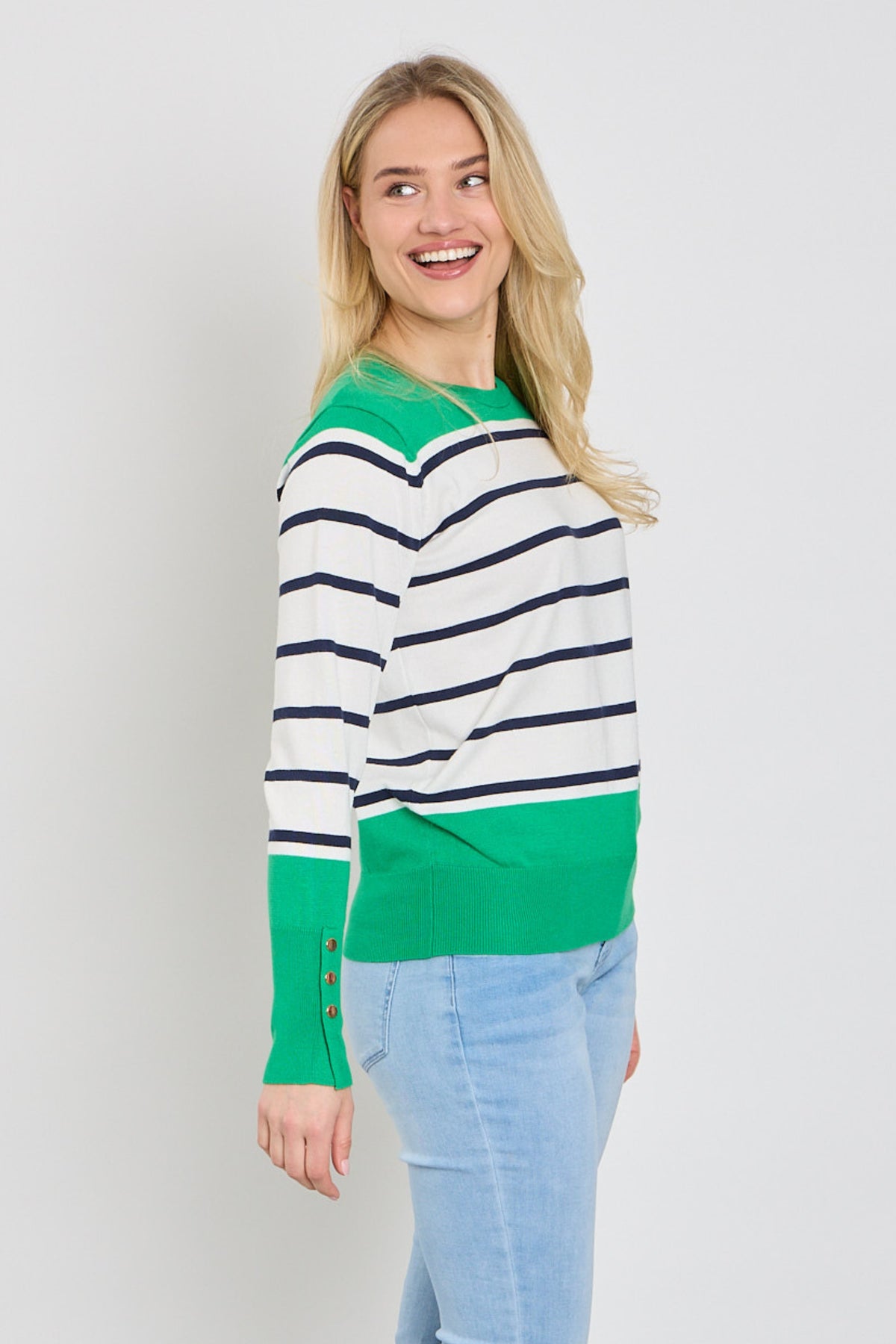 Groene trui van Freequent met witte sterprint, comfortabele pasvorm en zachte stof, model VEERLE.