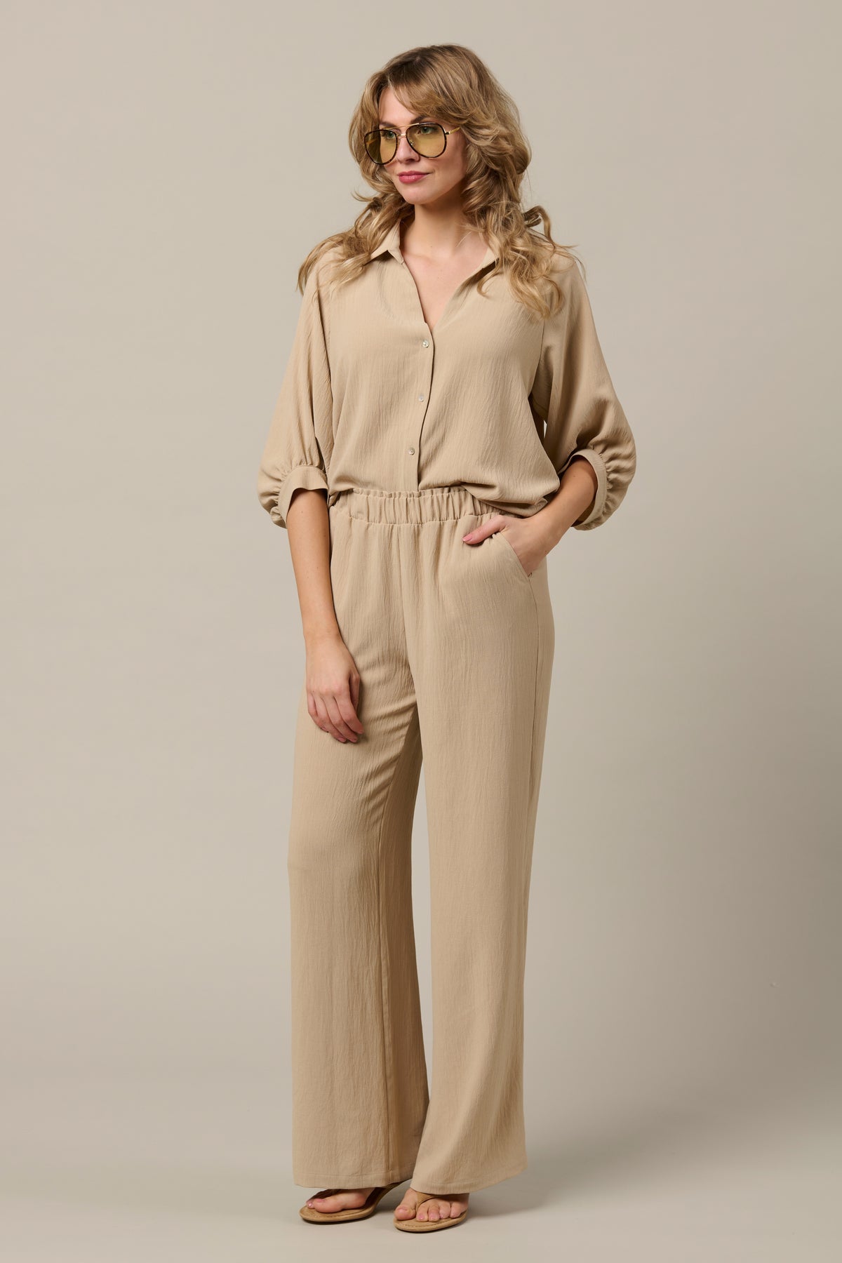 Lichte blauwe Julie Sand broek van &Co woman, met een casual pasvorm en elastische tailleband, gedragen door een model.