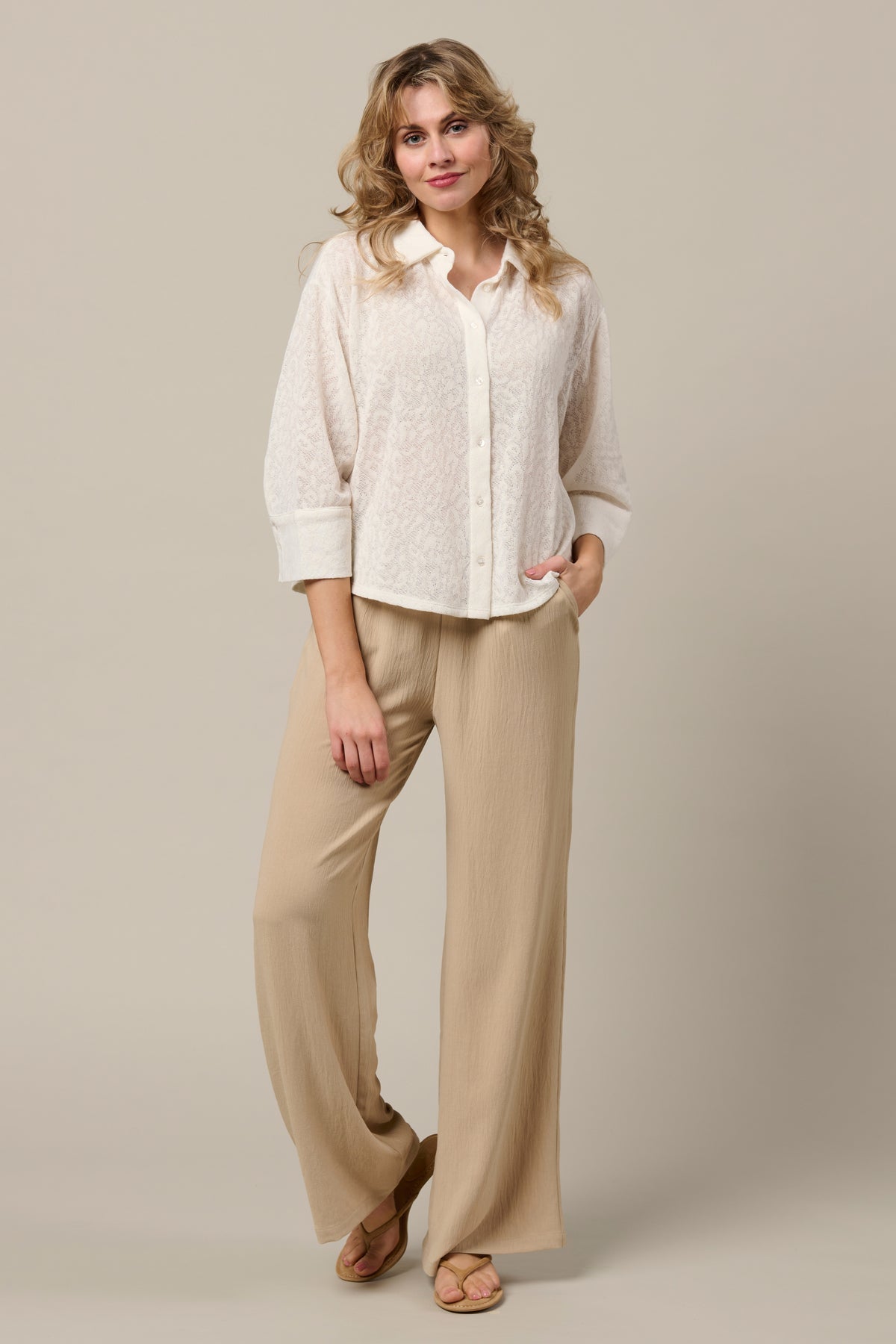 Lichtblauwe Julie Sand broek van &Co woman met rechte snit en comfortabele taille, gedragen door een model.