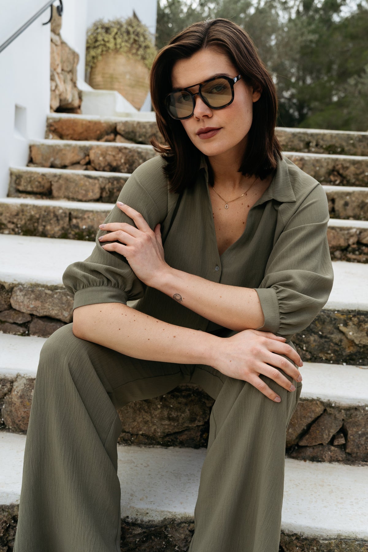 Damesbroek Julie Khaki van &Co woman, casual model met rechte pasvorm en riemlussen, geschikt voor dagelijks draagcomfort.