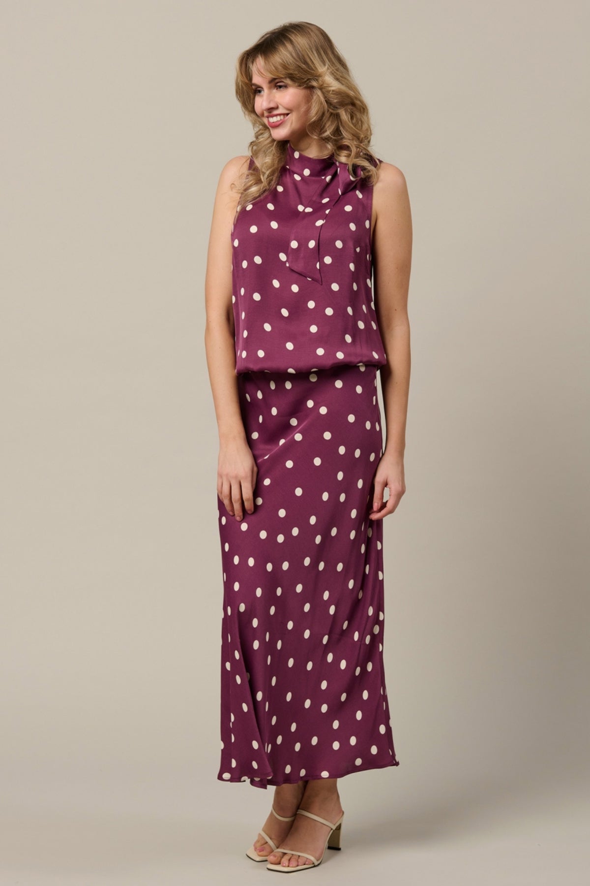 Lila rok Bibbi Dot Plum Multi van &Co woman, met een speelse print en vloeiende stof, gedragen door een model.