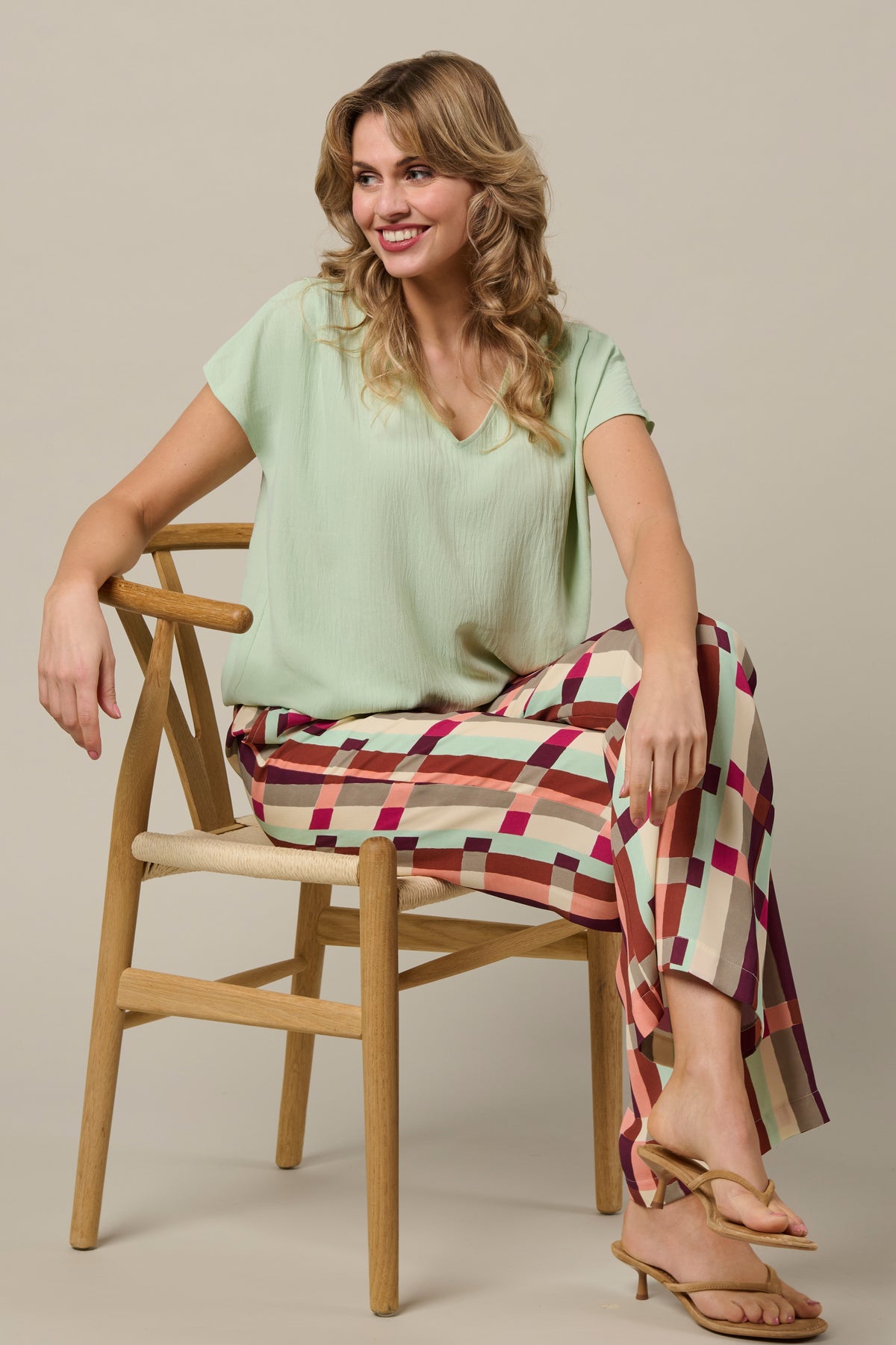 Mintgroene damestop van &Co woman, Macy Mint TO362, met zachte stof en ronde hals, gedragen door een model.
