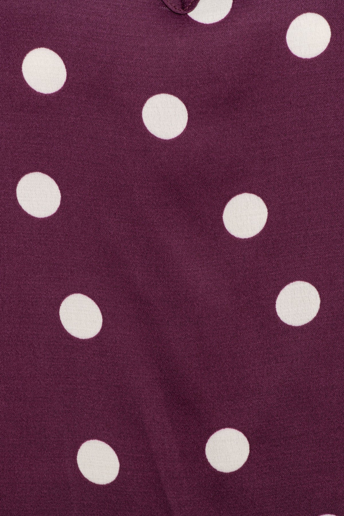 Lichte paarse top Axelle Dot van &Co woman met multicolore stippen, gedragen door een model, close-up van de stof en stijl.