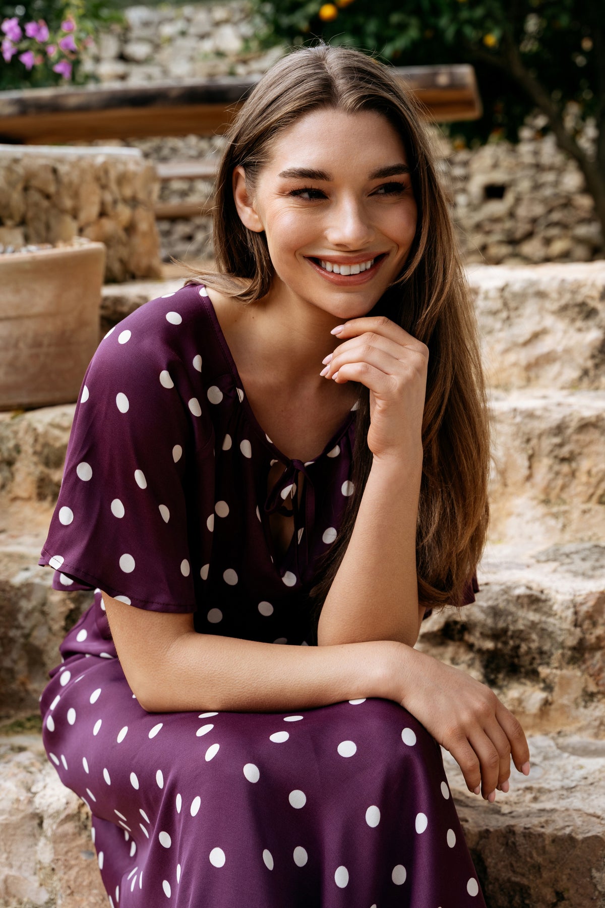 Lichtpaarse Axelle Dot Top van &Co woman met vrolijke stippen, gedragen door een model, close-up van de stof en print.