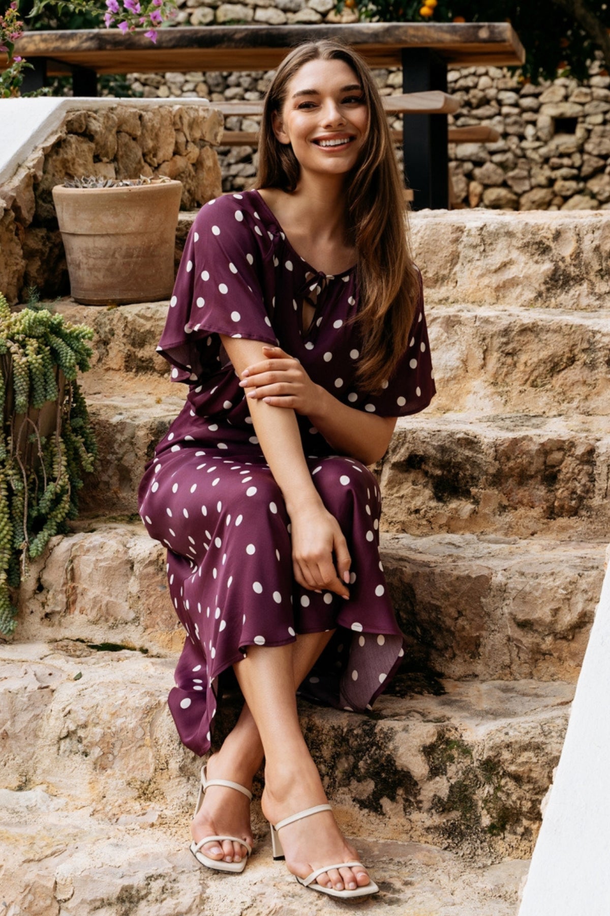 &Co woman Axelle Dot Plum Multi top met kleurrijke stippen en ronde hals, gedragen door een model op een witte achtergrond