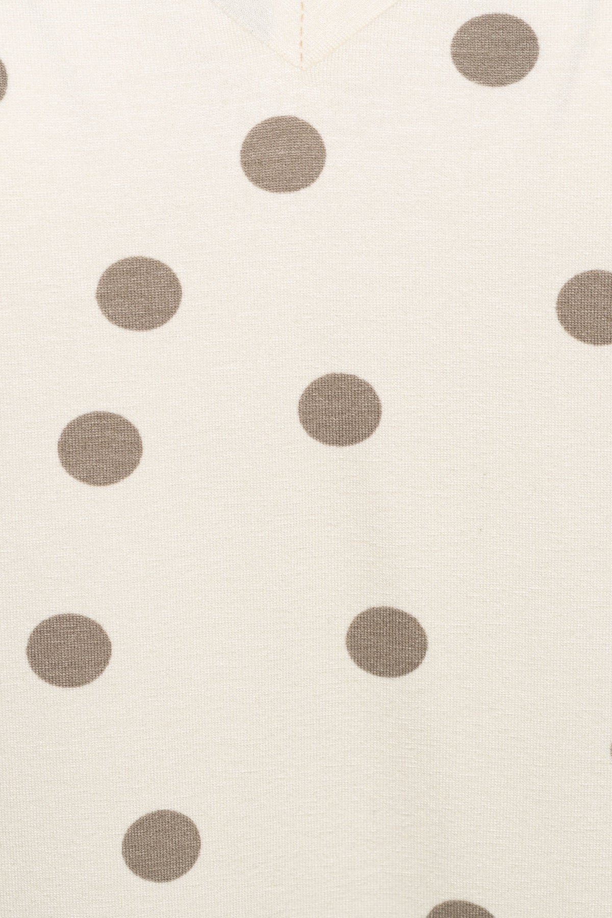 Vanilla Khaki &Co woman Top Marley Dot met all-over print en ronde hals, gedragen door een model.