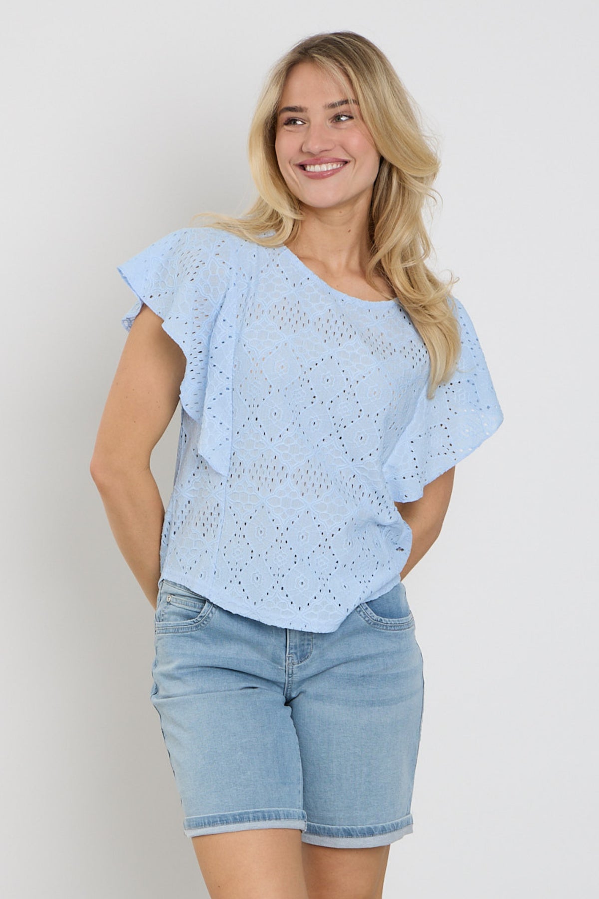 Lichtblauwe top met ruches en korte mouwen van Red Button, model Ajour Ruffle Sleeve, op een witte achtergrond.