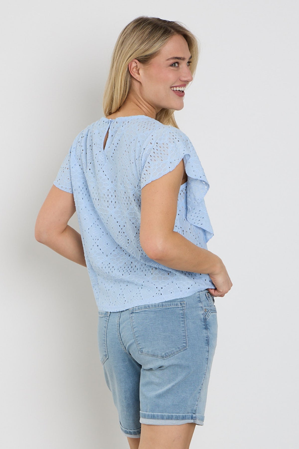 Lichtblauwe top met ruches en korte mouwen van Red Button, stijlvolle ajour details, perfect voor casual en feestkleding.