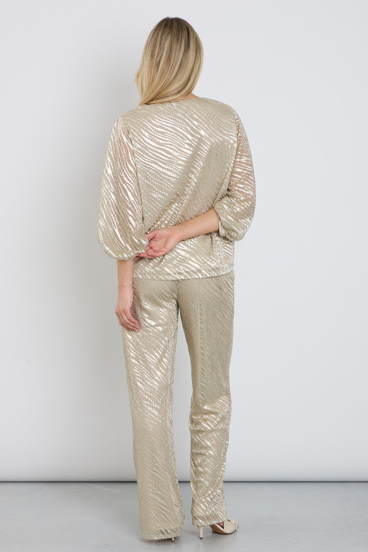 K-design broek met print C252-P080, opvallende kleurrijke print en comfortabele pasvorm, geschikt voor casual en stijlvolle outfits.
