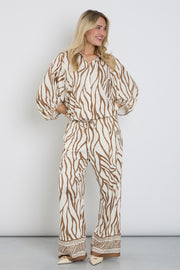 K-design broek met print, kleurrijk en comfortabel, zichtbare details van de print en pasvorm in de afbeelding