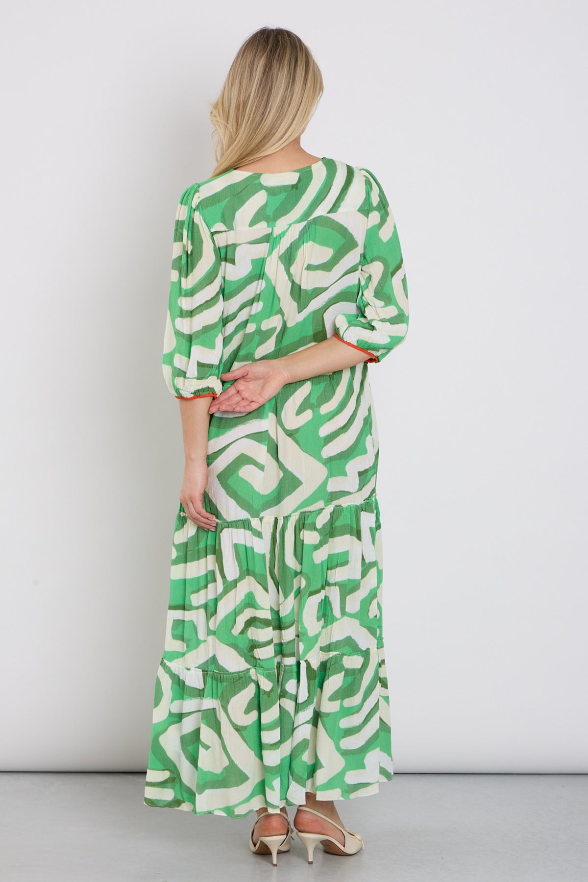 Lange maxi jurk met uniek ontwerp van K-design, stijlvolle en elegante pasvorm, geschikt voor speciale gelegenheden.