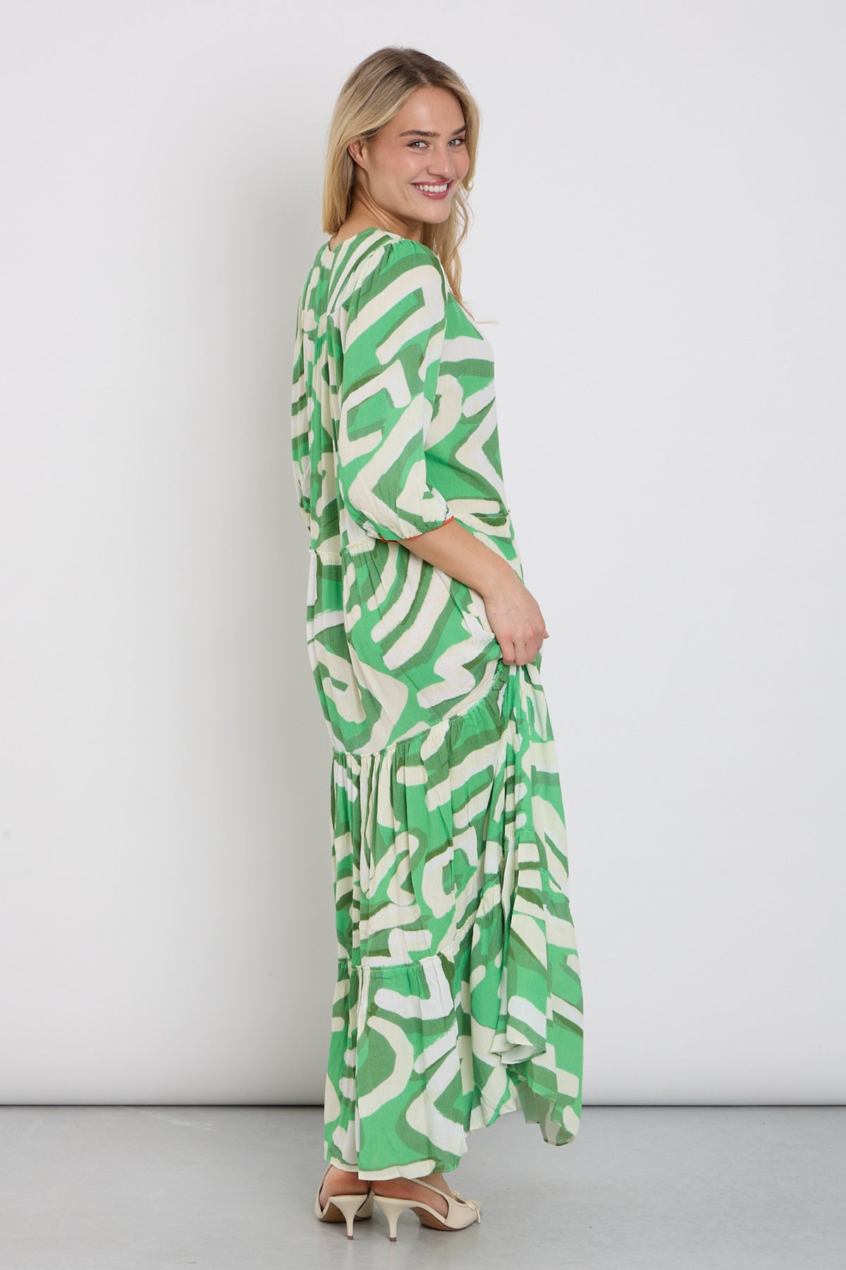 Langwerpige maxi jurk met kleurrijk design van K-design, vloeiend vallend en geschikt voor casual of feestelijke gelegenheden.
