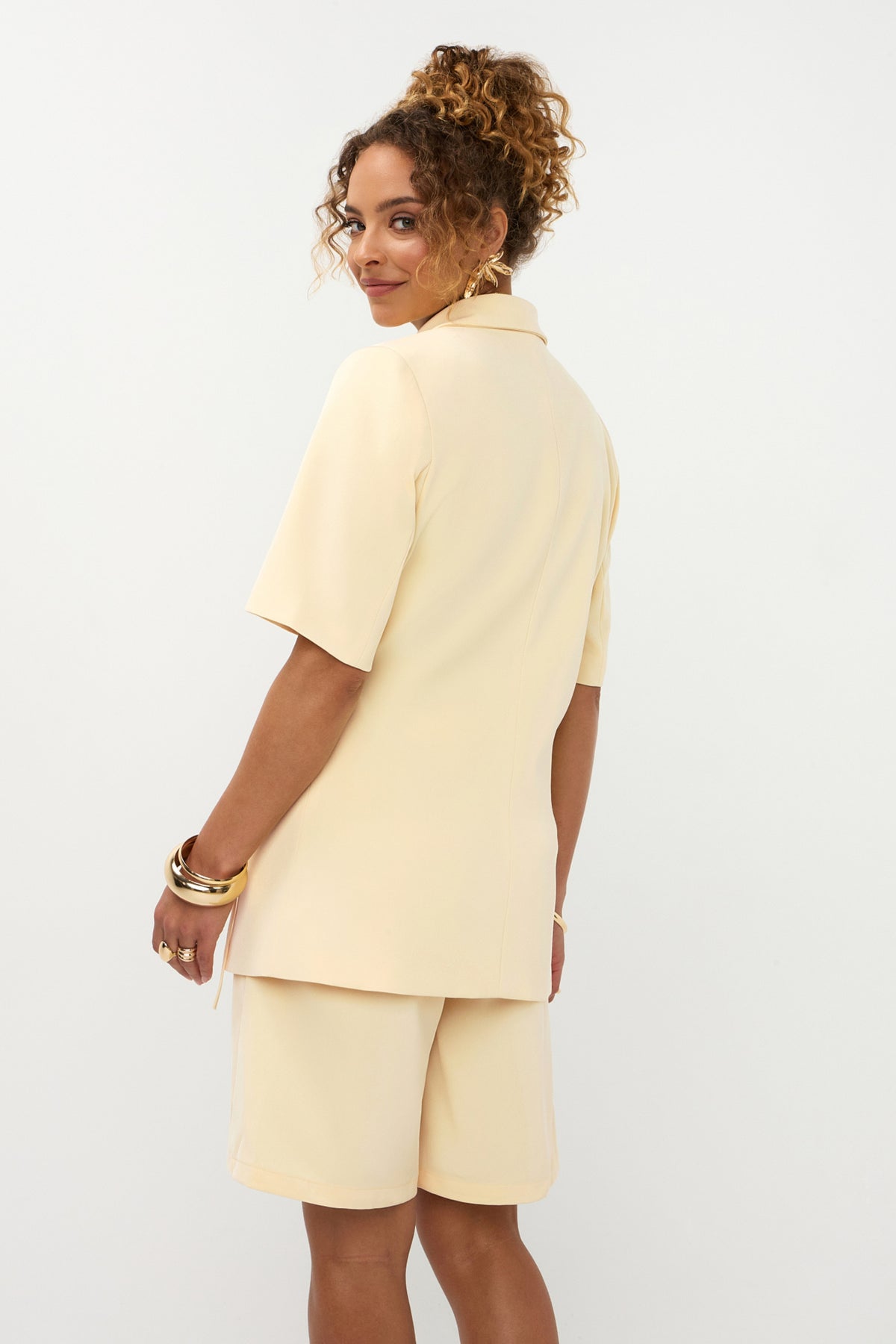 Lichte gele blazer van Ydence, model Lucille, met subtiele pasvorm en elegante uitstraling, gedragen door een model.