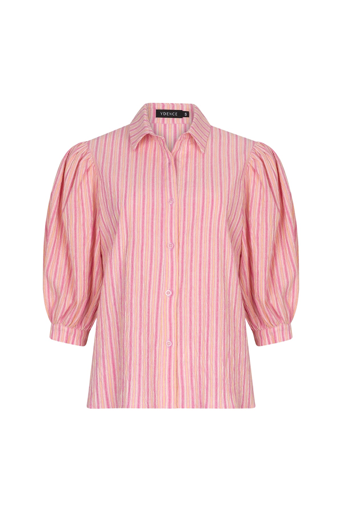 Zachte roze gestreepte blouse van Ydence met lange mouwen en klassieke pasvorm, gedragen door een model.