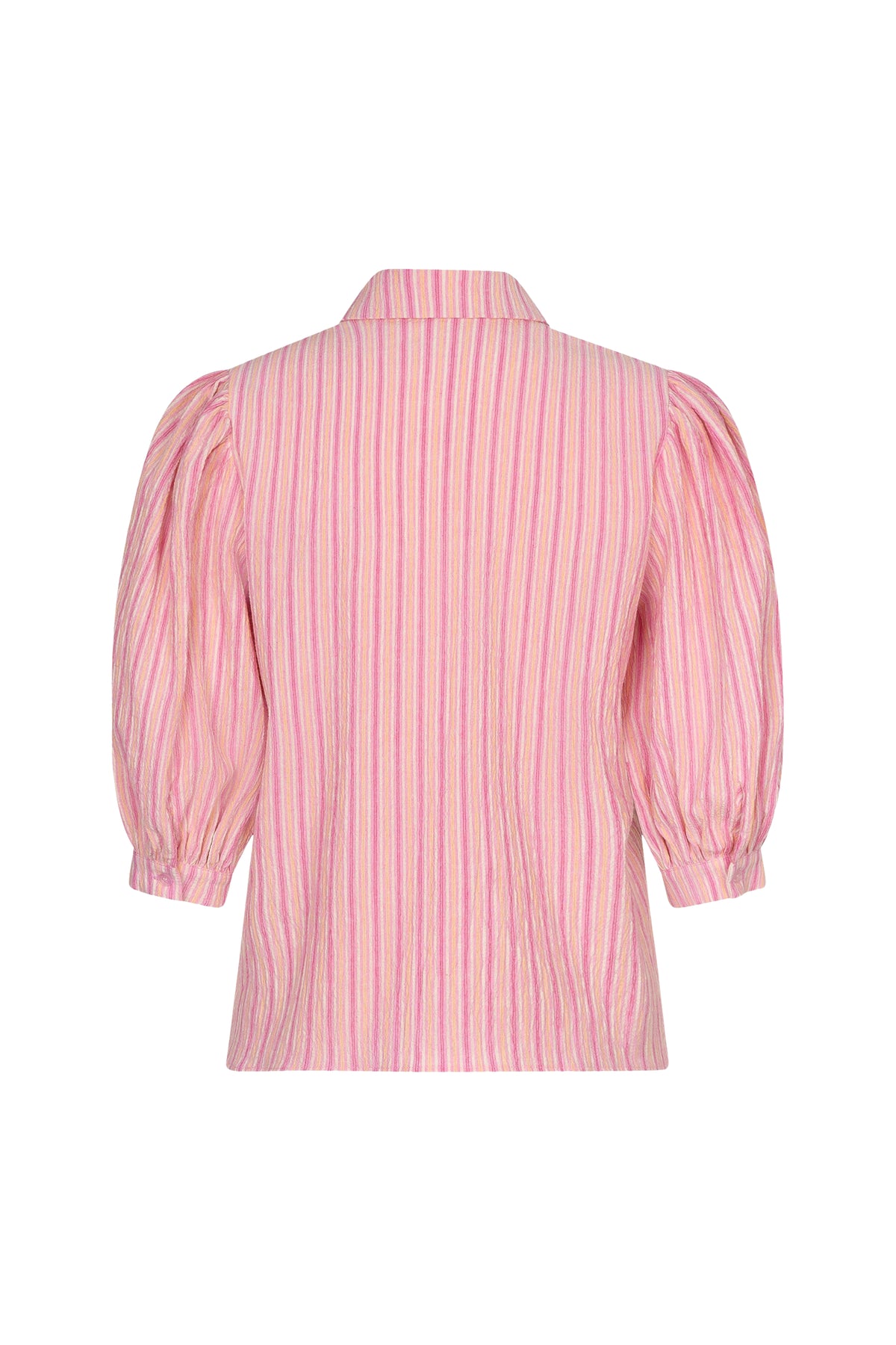Roze gestreepte blouse van Ydence met lange mouwen, gedragen door een model, close-up van de stof en pasvorm.