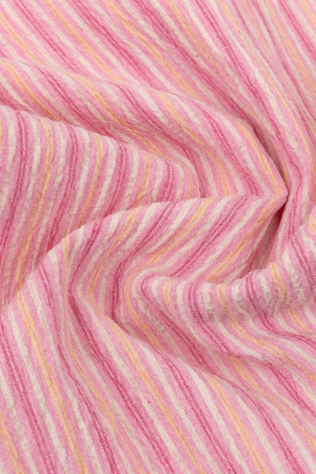 Roze gestreepte blouse van Ydence met lange mouwen en knoopsluiting, gedragen door een model.