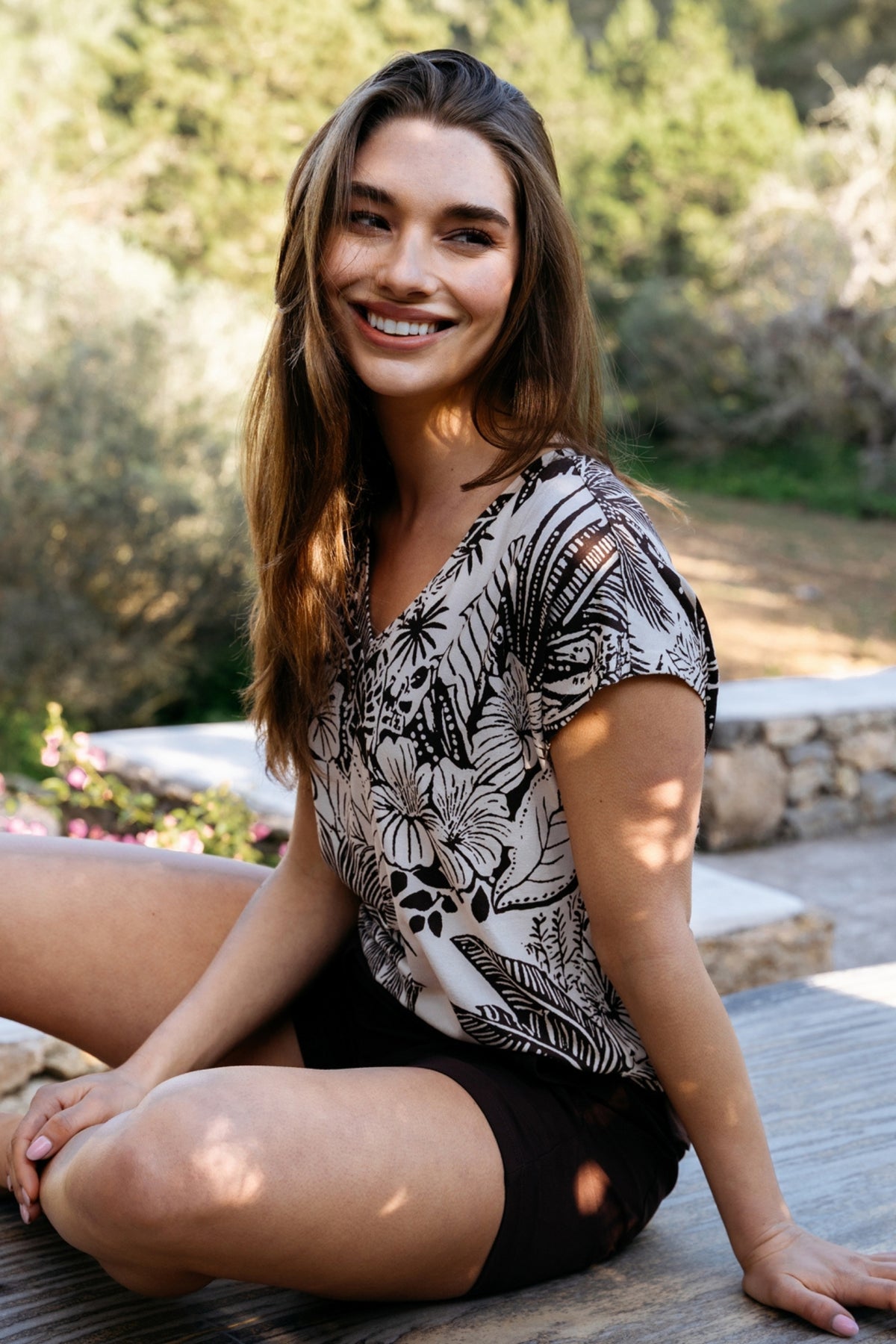 Lange reisbroek Posie Chocolate van &Co woman, casual stijl, donkerbruine kleur, comfortabel en geschikt voor reizen.