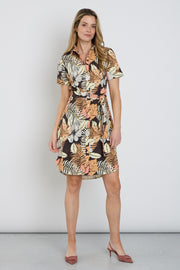 Mi Piace travel jurk met botanische print in espressokleur, casual en comfortabel voor zomerse dag.