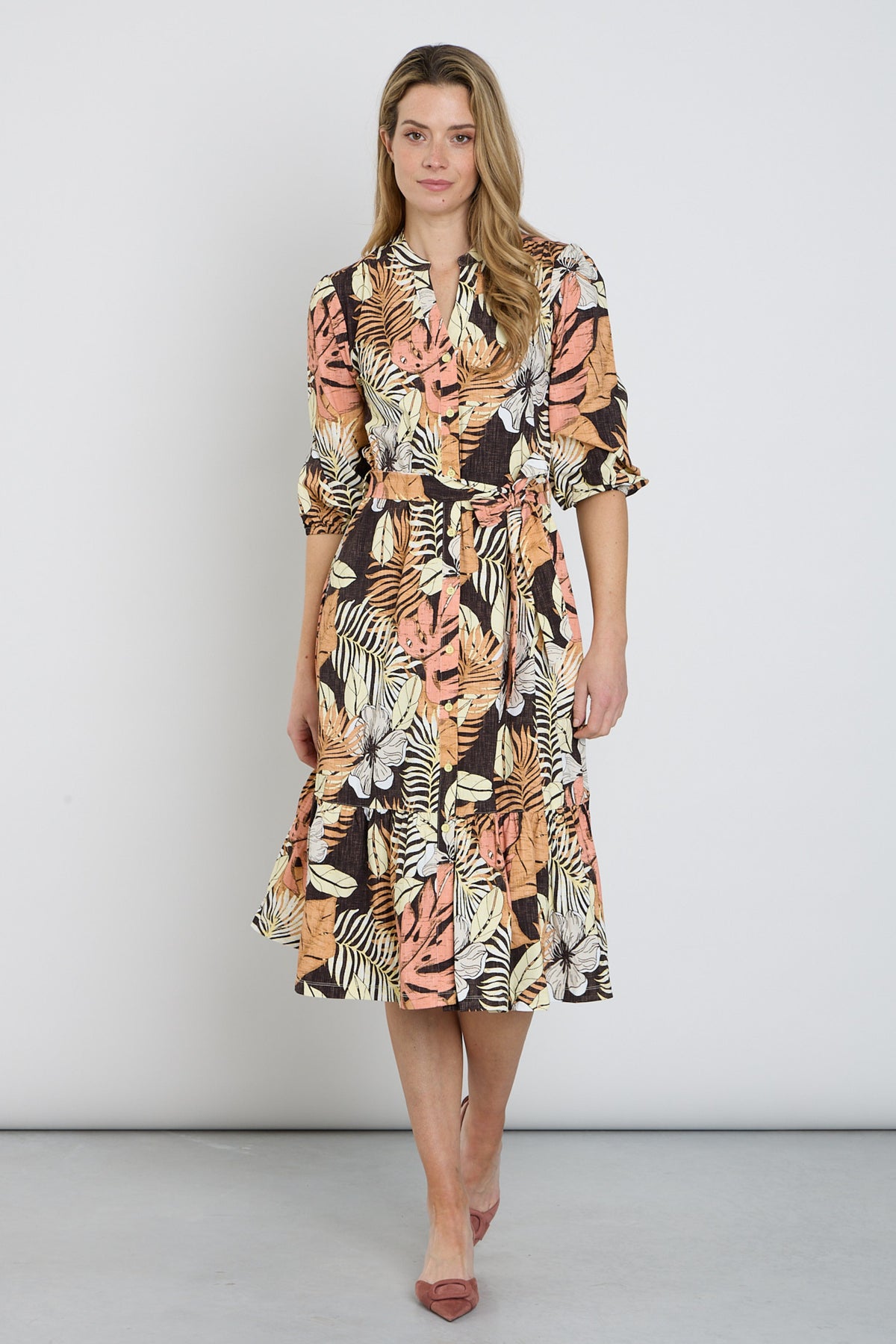 Mi Piace reisjurk met botanisch print in espressokleur, casual zomerjurk met bloemenmotief, ideale vakantie- of zomerkleding.