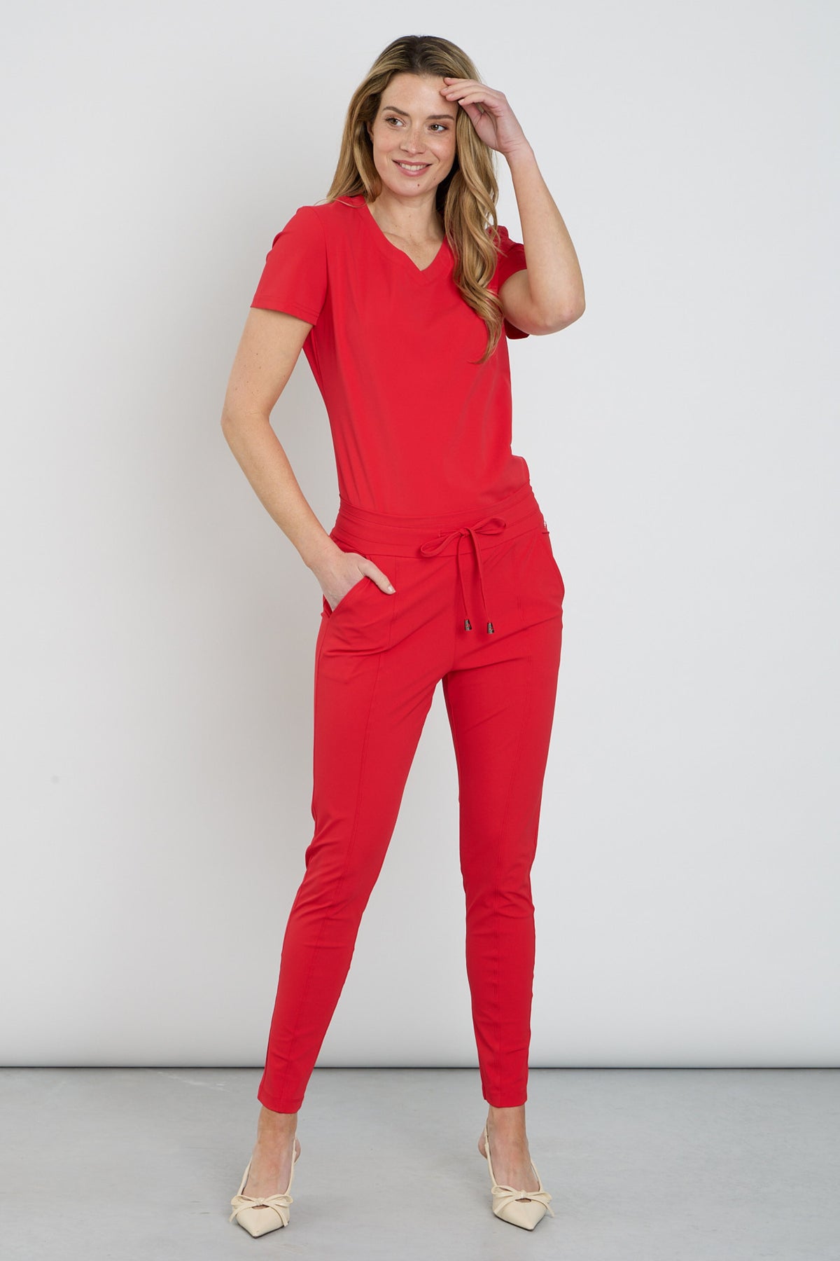 Dames heavy travel broek van Mi Piace in rood, met comfortabele pasvorm en praktische details voor reizen.