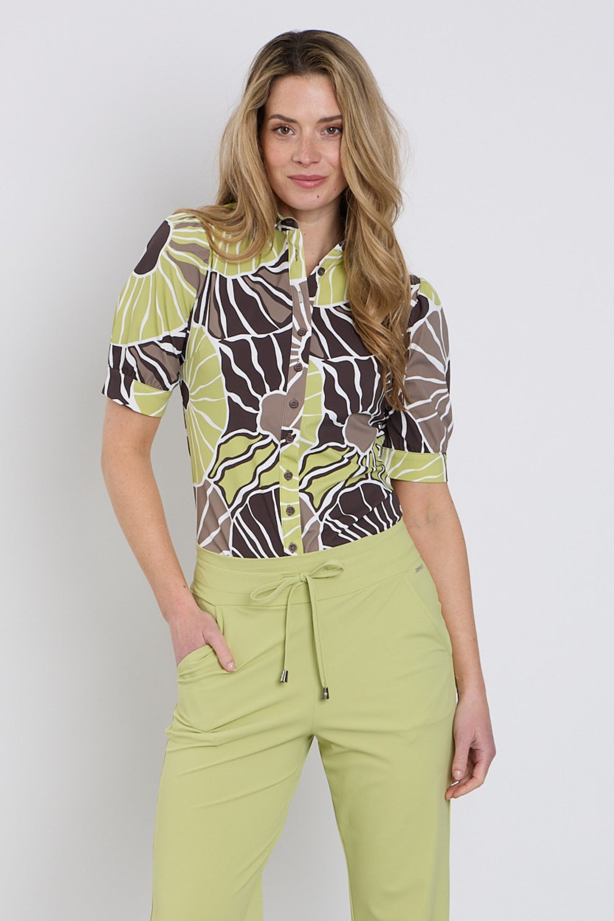 Lichte reisblouse van Mi Piace met desert-anemoonprint en bloemenmotief, ideaal voor vakantie en casual draagstijl.