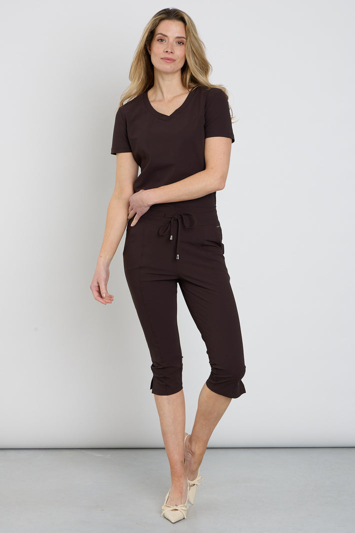 Mi Piace reisbroek Capri in espresso kleur, lichte en comfortabele damesbroek met elastische taille en casual pasvorm.